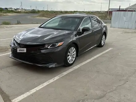 Toyota Camry 2018 года за 8 700 000 тг. в Атырау – фото 2