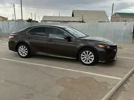 Toyota Camry 2018 года за 8 700 000 тг. в Атырау – фото 4