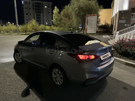 Hyundai Accent 2018 года за 7 800 000 тг. в Атырау – фото 2