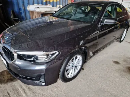 BMW 530 2022 года за 35 500 000 тг. в Алматы – фото 3