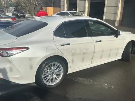 Toyota Camry 2019 года за 15 500 000 тг. в Алматы – фото 4