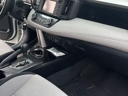 Toyota RAV4 2016 года за 8 700 000 тг. в Актобе – фото 2