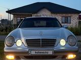 Mercedes-Benz E 200 2000 года за 2 900 000 тг. в Уральск – фото 2