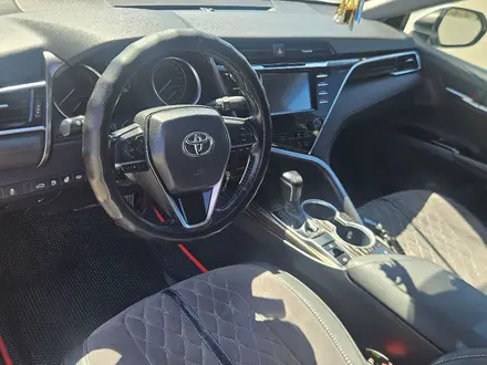 Toyota Camry 2018 года за 13 500 000 тг. в Усть-Каменогорск – фото 3