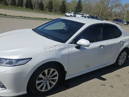Toyota Camry 2018 года за 13 500 000 тг. в Усть-Каменогорск – фото 2