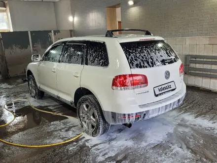 Volkswagen Touareg 2006 года за 6 300 000 тг. в Атбасар – фото 2