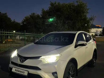 Toyota RAV4 2019 года за 13 500 000 тг. в Атырау