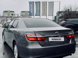 Toyota Camry 2015 года за 10 800 000 тг. в Атырау – фото 3