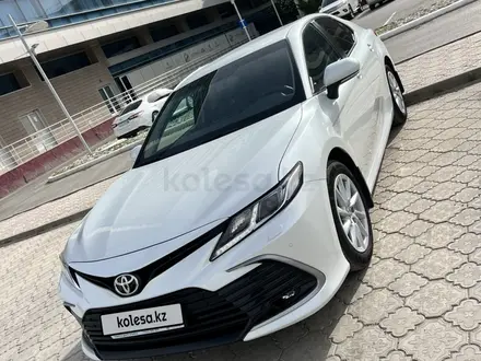 Toyota Camry 2021 года за 14 500 000 тг. в Атырау – фото 2