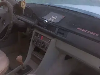 Mercedes-Benz E 230