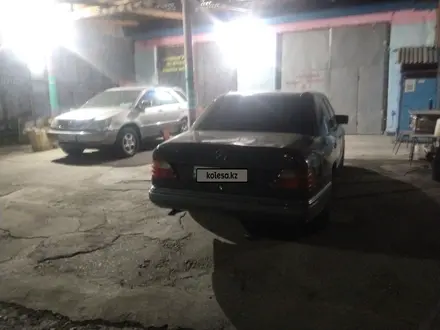 Mercedes-Benz E 200 1992 года за 1 200 000 тг. в Талдыкорган – фото 4