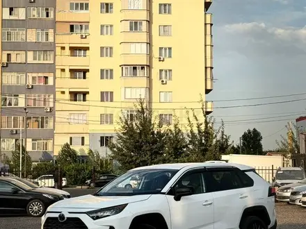 Toyota RAV4 2022 года за 13 500 000 тг. в Алматы