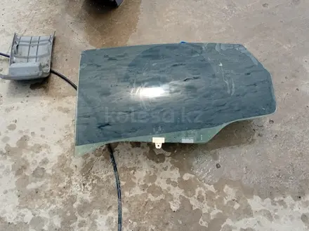 Стекло заднее левое Nissan Teana 2003г за 10 000 тг. в Атырау