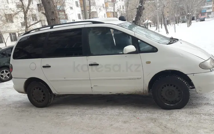 Volkswagen Sharan 1999 годаfor2 200 000 тг. в Костанай