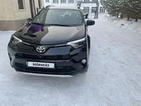 Toyota RAV4 2017 года за 13 800 000 тг. в Петропавловск