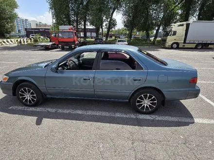 Toyota Camry 2001 года за 3 500 000 тг. в Алматы – фото 2