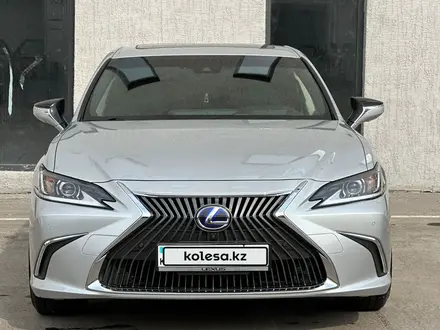 Lexus ES 300h 2019 года за 20 000 000 тг. в Алматы