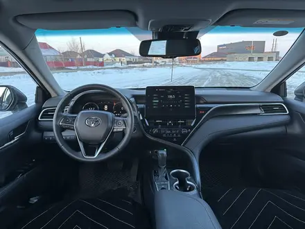 Toyota Camry 2023 года за 19 000 000 тг. в Уральск – фото 5