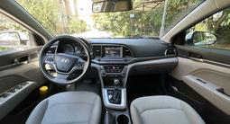 Hyundai Elantra 2017 годаfor4 800 000 тг. в Атырау – фото 2