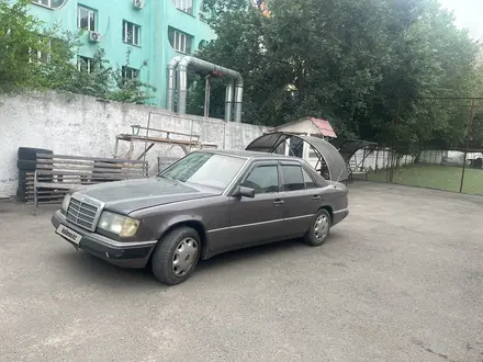 Mercedes-Benz E 220 1993 года за 1 150 000 тг. в Алматы