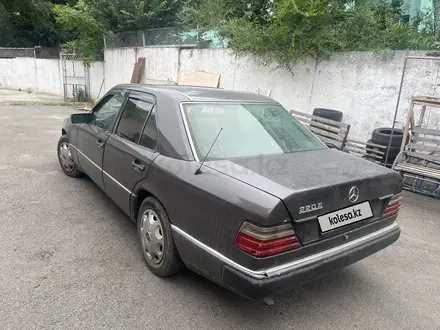 Mercedes-Benz E 220 1993 года за 1 150 000 тг. в Алматы – фото 3