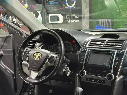 Toyota Camry 2014 года за 4 800 000 тг. в Жанаозен – фото 9