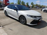 Toyota Camry 2021 года за 17 200 000 тг. в Уральск