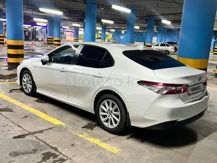 Toyota Camry 2021 года за 15 300 000 тг. в Астана – фото 2