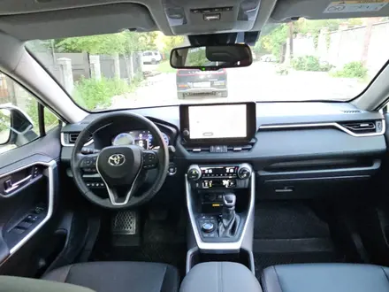 Toyota RAV4 2024 года за 19 950 000 тг. в Алматы – фото 28