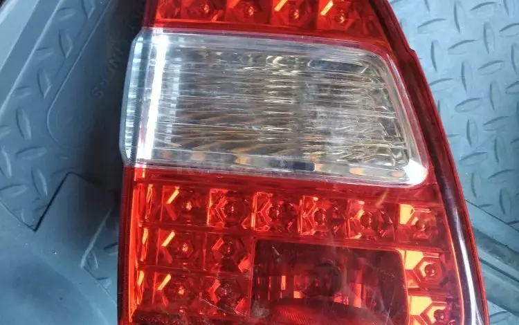 Задний правый фонарь на крышку багажника Toyota Land Cruiser 100 за 45 000 тг. в Алматы