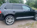 Volkswagen Touareg 2005 года за 4 800 000 тг. в Алматы – фото 3