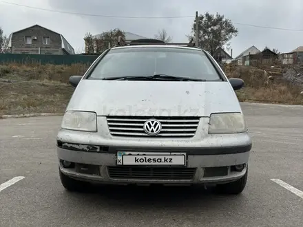 Volkswagen Sharan 2001 года за 2 300 000 тг. в Актобе