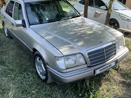 Mercedes-Benz E 220 1993 года за 2 000 000 тг. в Алматы