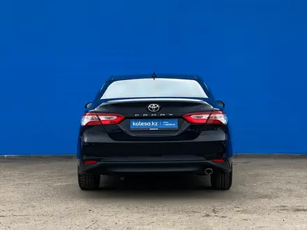 Toyota Camry 2018 года за 11 370 000 тг. в Алматы – фото 4