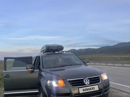 Volkswagen Touareg 2005 года за 5 500 000 тг. в Алматы – фото 4