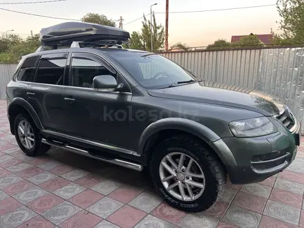 Volkswagen Touareg 2005 года за 5 500 000 тг. в Алматы – фото 2