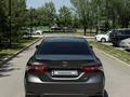 Toyota Camry 2018 года за 9 500 000 тг. в Алматы – фото 2