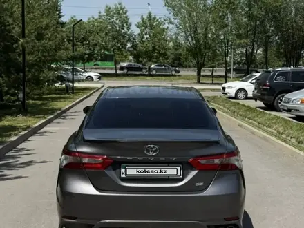 Toyota Camry 2018 года за 9 500 000 тг. в Алматы – фото 2