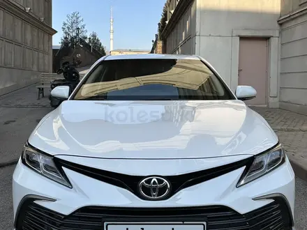 Toyota Camry 2022 года за 14 800 000 тг. в Алматы – фото 2