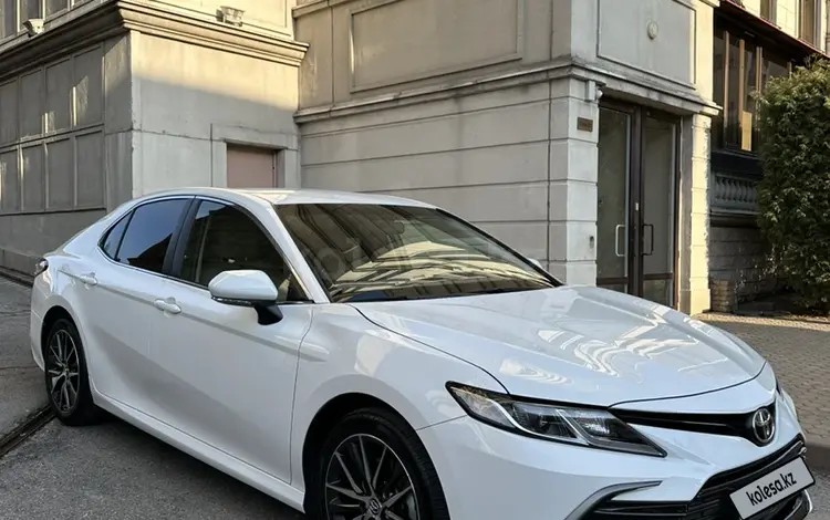 Toyota Camry 2022 года за 14 800 000 тг. в Алматы