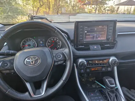Toyota RAV4 2020 года за 14 000 000 тг. в Караганда – фото 2