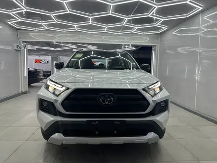 Toyota RAV4 2024 года за 16 400 000 тг. в Алматы