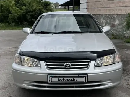 Toyota Camry 2000 года за 4 000 000 тг. в Семей – фото 2