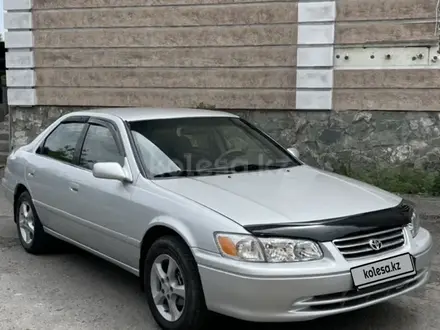 Toyota Camry 2000 года за 4 000 000 тг. в Семей – фото 3