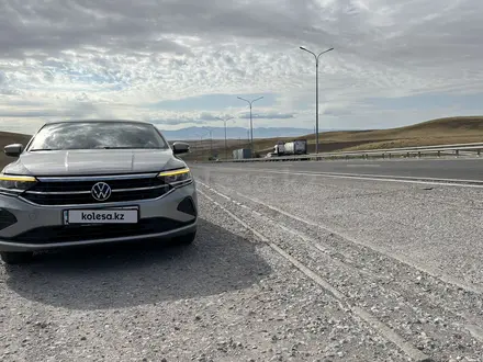 Volkswagen Polo 2021 года за 8 500 000 тг. в Шымкент – фото 2