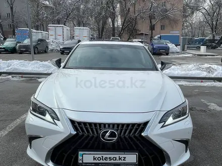 Lexus ES 250 2021 года за 28 000 000 тг. в Алматы