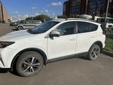 Toyota RAV4 2018 годаfor14 500 000 тг. в Петропавловск – фото 2