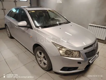 Chevrolet Cruze 2010 года за 4 000 000 тг. в Семей – фото 2