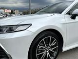 Toyota Camry 2023 годаүшін18 400 000 тг. в Алматы – фото 4