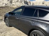 Toyota RAV4 2018 года за 7 850 000 тг. в Актау – фото 2